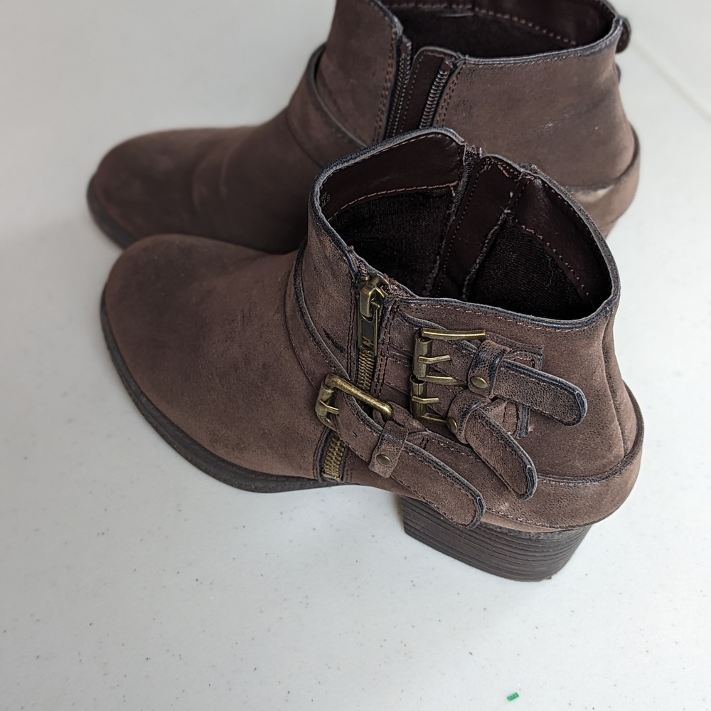 Shoes. - Picture 3 of 3